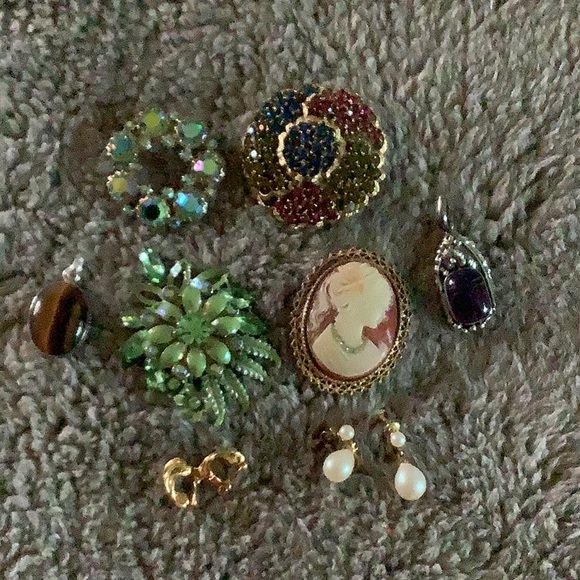 Fantastic vintage bundle!! Brooches, clip earrings and pendants. - Picture 1 of 4